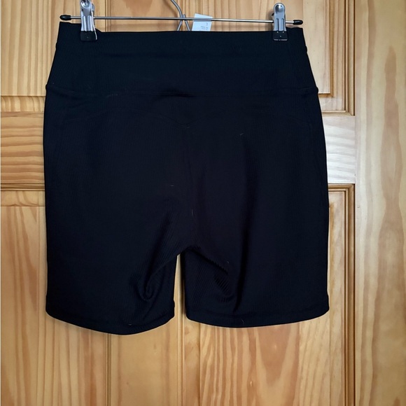 Fabletics Oasis Rib High-Rise 6” Shorts - Picture 4 of 7